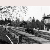 137B Anundsjö omkring 1940. Stugans utbyggnad har fått nytt tak och entré sker nu från den bortre sidan. Bilden är tagen inför elektrifieringen av stambanan och kommer från Järnvägsmuseet. Foto: Okänd. 
