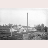 126F Torsåker den 5 augusti 1937. Banvaktsstugan har kommit med på ett hörn när Torsåkers Linnefabrik skulle avbildas. Bilden kommer från Torsåkers Fotohistoriska Sällskap. Foto: W. Eriksson. 
