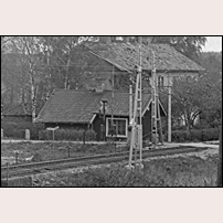 126F Torsåker, delförstoring av föregående bild. Det stora huset bortom banvaktsstugan är ett SJ personalbostadshus. Foto: W. Eriksson. 
