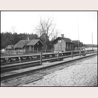 Vrå hållplats okänt år före 1920 (då hållplatsen bytte namn till Alsike). Banvaktsstugan till vänster är 185 Grindtorp. Bortom hållplatsstugan skymter banvaktsstugan 186 Grindtorp. Bild från Upplandsmuseet. Foto: Okänd. 