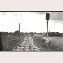 Infarten österifrån mot Färjestaden i juli 1956. Spåret till höger går mot Färjestaden, medan det vänstra är triangelspåret mot Mörbylånga. Växeln motsvarar alltså den högra övre markeringen på kartan. Bild från Järnvägsmuseet. Foto: Lennart Welander. 