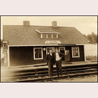 Kusfors station på 1920-talet, troligen 1927-1928. De två männen som förmodligen är stationskarlar är inte kända. Bild från Skellefteå Museum. Foto: Okänd. 