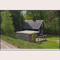 128 Gärdstorp i maj 2025. Byggnaden har bytt färg sedan föregående bilder togs. Bild från Google Street View. Foto: Okänd. 