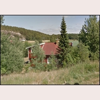 505 Ryk i juli 2018. Järnvägen går till vänster om stugan vars vänstra del är tillbyggd. Bild från Google Street View. Foto: Okänd. 