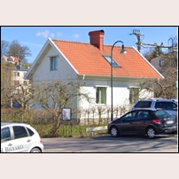 Ljungskile station, hus 9 i maj 2023. Byggnaden är uppförd efter i princip samma ritningar som banvaktsstugorna vid linjen. Bild från Google Street View. Foto: Okänd. 