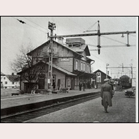 Hällnäs station på 1940-talet. Under andra världskriget uppfördes en mängd bevakningstorn vid större järnvägsstationer och andra strategiskt viktiga objekt. I en del fall förlades sådana torn till redan befintliga byggnader, som här. Bilden hämtad från Facebookgruppen Järnvägsstationer och magasin. Foto: Okänd. 