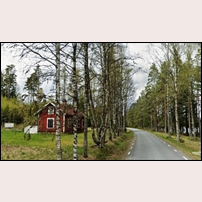 Skärjen banvaktsstuga i maj 2025. Till höger ser man sjön Skärjen. Fotoriktning norrut. Bild från Google Maps Street View. Foto: Okänd. 