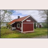 Limmingsviken banvaktsstuga i maj 2025. Stugan ligger fint vid den vackra sjön Halvarsnoren. Bild från Google Maps Street View. Foto: Okänd. 