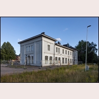 Filipstad station den 9 augusti 2025. Ett staket har kommit upp runt byggnaden, vilket kan vara ett oroande tecken, men kommunens nyligen antagna detaljplan för stationshuset förutsätter väl att det blir kvar? Foto: Peter Berggren. 