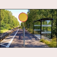 Sannarp hållplats den 18 augusti 2025. Bilden är tagen mot nordost, mot Värnamo. I bakgrunden ses räcket vid bron över E 6. Foto: Sven Olof Muhr. 