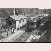 Strömnäs hållplats när det första elektriska tåget söderut anländer i maj 1958. Bild från Sven-Olof Wallin. Foto: Okänd. 
