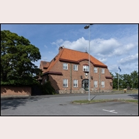 Åhus station från gatusidan den 28 juli 2025. Foto: Peter Berggren. 
