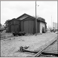 Åhus statiion den 22 juni 1972. Lokstallet uppfördes i  samband med stationens tillkomst 1886 och utbyggdes därefter i omgångar. Ett vidbyggt vattentorn revs på 1960-talet.  Foto: Jöran Johansson. 