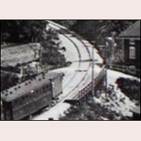 Gångviken hållplats i mitten av 1930-talet. Till höger om sista vagnen i tåget syns hållplatsen med en plattforem, förmodligen av trä och ett räcke mot den höga järnvägsbanken. Bild från Sköns Norra Intresseförening. Bilden finns också i Sundsvalls Museums bildarkiv med uppgiften att fotografens namn var Hammarberg. Foto: Okänd. 