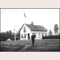 Norrgårda station 1916. Stationsmästaren Vilhelm Gustafsson var föreståndare mellan 1913 och 1920. Här poserar han snyggt uppklädd och med stinsflaggan hoprullad under armen. Bild från Järnvägsmuseet. Foto: Okänd. 