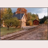 Norrgårda station 1976. Fasaden med spritputs har nyligen försetts med träpanel som inte hunnit få någon färg än. 
De trekupiga takpannorna har ersatts med svarta betongpannor. Något fönster har bytts på spårsidan men den fina skorstenen finns kvar. Bild från Järnvägsmuseet. Foto: Okänd. 