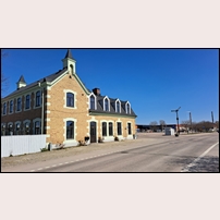 Borgholm station den 28 april 2024. T-semaforen är uppsatt som minnesmärke och kommer från Kastlösa. Foto: Kjell Ericsson. 