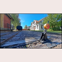 Nossebro station den 17 augusti 2025. Spåret med godsvagnen och växelklotet är inte original utan har anlagts som minne av järnvägen. Foto: Kjell Ericsson. 