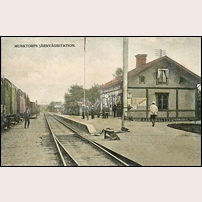 Munktorp station omkring 1905. Till höger om spåret i bakgrunden syns banvaktsstugan 614 - 858 Munktorp. Bild från Järnvägsmuseet. Foto: Okänd. 