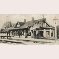 Marsvinsholm station i början av 1900-talet, senast 1906. Vykort från John Floréns Bokhandel, Skurup på bild från Järnvägsmuseet. Foto: Okänd. 