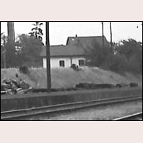 717 Dalby har kommit med i bakgrunden på en bild som fotografen tagit den 14 oktober 1965 av ett ångloksdraget godståg. På denna delförstoring är därför skärpan inte så god, men det är den bästa bild av stugan som kan erbjudas.  Foto: Jan-Anders Wihrén. 