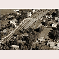 172 Holmsveden omkring 1961. I bakgrunden ses det vattentorn som 1917 rammades av ett tåg med krigsinvalider, varvid 11 personer omkom och många skadades. Delförstoring av en flygbild i Järnvägsmuseet. Foto: Okänd. 