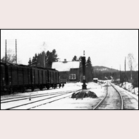 172 Holmsveden omkring 1932. Bilden är en delförstoring och skärpan är därför inte den bästa. Man kan dock se att stugan är av 1872 års modell vänster och påbyggd en våning. Bild från Järnvägsmuseet. Foto: Okänd. 
