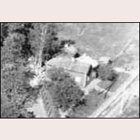 84 Nybergstorp på 1950-talet, delförstoring av en bild i Flygfotohistoria.se. Bilden är av ganska undermålig beskaffenhet men ger en uppfattning om husets läge i och utförande. Foto: Okänd. 