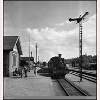 Hallabro station okänt år, senast 1952. Loket är SJ W3t 4002, ursprungligen Växjö - Tingsryds järnväg nr 62 Helge, tillverkat i Trollhättan 1900, skrotat 1953. Bild från Nordiska Museet. Foto: Erik Liljeroth. 