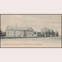 Furulund gamla station på okänt vykort. Kortet är daterat, troligen 1905. Till höger på bilden skymtar man en hög skorsten vid Malmö Yllefabrik.  Foto: Okänt. 