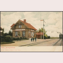 Öttum station omkring 1900. Vykort från förlag Granqvist & Co, Skara på bild från Järnvägsmuseet. Foto: Okänd. 