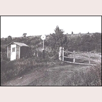 Rösslösa hållplats öppnades omkring 1955. Det ser ut som om hållplatskuren har stått här några år, spåret ligger (väl?) kvar. Så bilden bör vara tagen mellan 1955 (cirka) och 1961. Bilden hämtad från Föreningen Ölands Järnvägs webbsida. Foto: Okänd. 