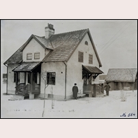 395B Båstad den 17 februari 1922. Stugan som ersatte den flyttade banvaktsstugan 395 Båstad. Bild från Järnvägsmuseet. Foto: Okänd. 