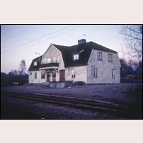 Skoghall station den 15 januari 1989. Ett hus med skönhetsfläckaar. Foto: Peter Berggren. 