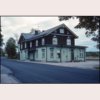 Norrsundet station den 1 oktober 1989. Korset på väggen visar att bilden är tagen under den tid Svenska Kyrkan hade det forna stationshuset som kyrksal och församlingshem. Foto: Peter Berggren. 