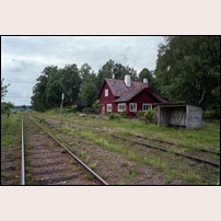 Mormorsgruvan station den 24 juni 2000. På linjen Bjärka-Säby - Åtvidaberg var efter 1967 Mormorsgruvan den enda platsen med persontrafik, undantagandes den på senare tid (1991) anordnade hållplatsen Basthagen. Men 1998 var även Mormorsgruvans tid som levande trafikplats över. Två år senare ligger plattformen med sin plåtstins och den primitiva väntkuren ännu kvar. Fotoriktning västerut. Foto: Peter Berggren. 
