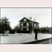 Moshult station 1916. Mannen är stationsförman Fredrik Israelsson (1883-1963), som förestod stationen från 1912 till 1932. Bild från Järnvägsmuseet. Foto: Okänd. 