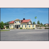 Åtvidaberg station den 16 maj 2000. På den tiden fanns i stationshuset ett litet kafé, i den högra delen fanns taxi och under några år fanns även Bussgods här. Numera finns inte någon av dessa verksamheter kvar. Men fortfarande är väntsalen öppen för resenärer och i övervåningen har Åtvidabergs Bostads AB sitt kontor, så byggnaden lever. Foto: Peter Berggren. 