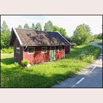 786 Alltorp, uthuset i maj 2024. Stugan skymtar där bakom. Fotoriktning mot sydost. Bilden kommer från Google Street View. Foto: Okänd. 