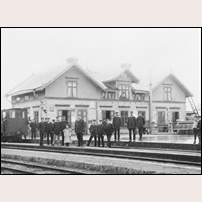 Stockholm Östra station med det ursprungliga "provisoriska" stationshuset som var i bruk mellan 1885 och 1931. Bild från Järnvägsmuseet. Foto: Okänd. 