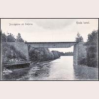 Bron över Stångån/Kinda kanal någon gång före 1932, gissningsvis omkring 1910. Fotoriktning söderut. Bilden är ett bidrag från Hans Källgren. Foto: Okänd. 