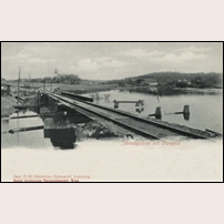 Bro över Stångån vid Risnäs något av de första åren på 1900-talet. Vykort från Ernst Andersons Pappershandel, Kisa. Bilden är ett bidrag från Hans Hällgren. Foto: Okänd. 