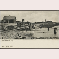 Bro över Stångån vid Risnäs något av de första åren på 1900-talet. Vykort på bild som är ett bidrag från Hans Källgren. Foto: J. Bergin, Rimforsa. 