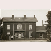 Malmberget station, gatusidan okänt år. En skorsten har tillkommit sedan den föregående bilden togs liksom en ny färgsättning. Bild från Järnvägsmuseet. Foto: Okänt. 