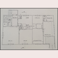 Finnslättens nya stationsbyggnad enligt ritning 1944, använd i ett SJ-ärende men upprättad av SWB (Stockholm - Westerås - Bergslagens järnvägar). Byggnaden verkar ha uppförts helt enligt ritningen och bör innehålla bl.a. väntrum och expedition samt en bostadslägenhet om två rum och kök.