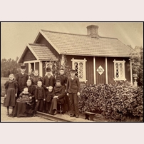 021 Torpsbruk sannolikt sommaren 1899. Det måste vara banvakten Lithén med familj som ses på bilden, ingen annan banvaktsfamiljs sammansättning stämmer. Men varför har banvakten inte något mössmärke? Det var väl påbjudet att ha den så kallade banvaktsplåten med utstansat tjänstenumemer i mössan.  Foto: Okänd. 