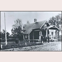 Mörbylångadalen kombinerade banvakts- och hållplatsstuga okänt år. Bilden är hämtad från Föreningen Ölands Järnvägs webbsida. Foto: Okänd. 