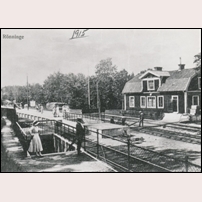 Rönninge station med det nybyggda stationshuset 1915. Bild från Järnvägsmuseet. Foto: Okänd. 